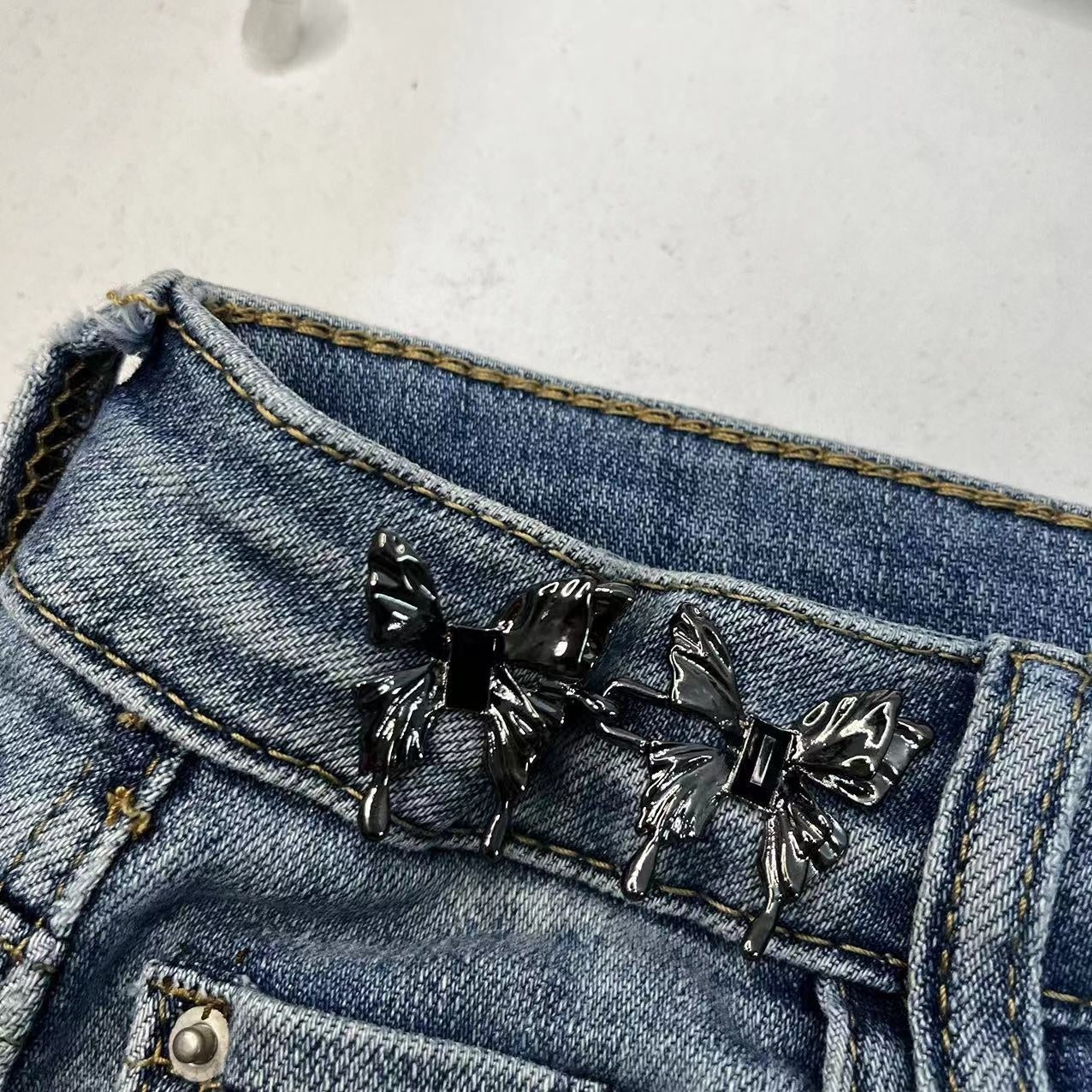 Bow waist adjuster buckle