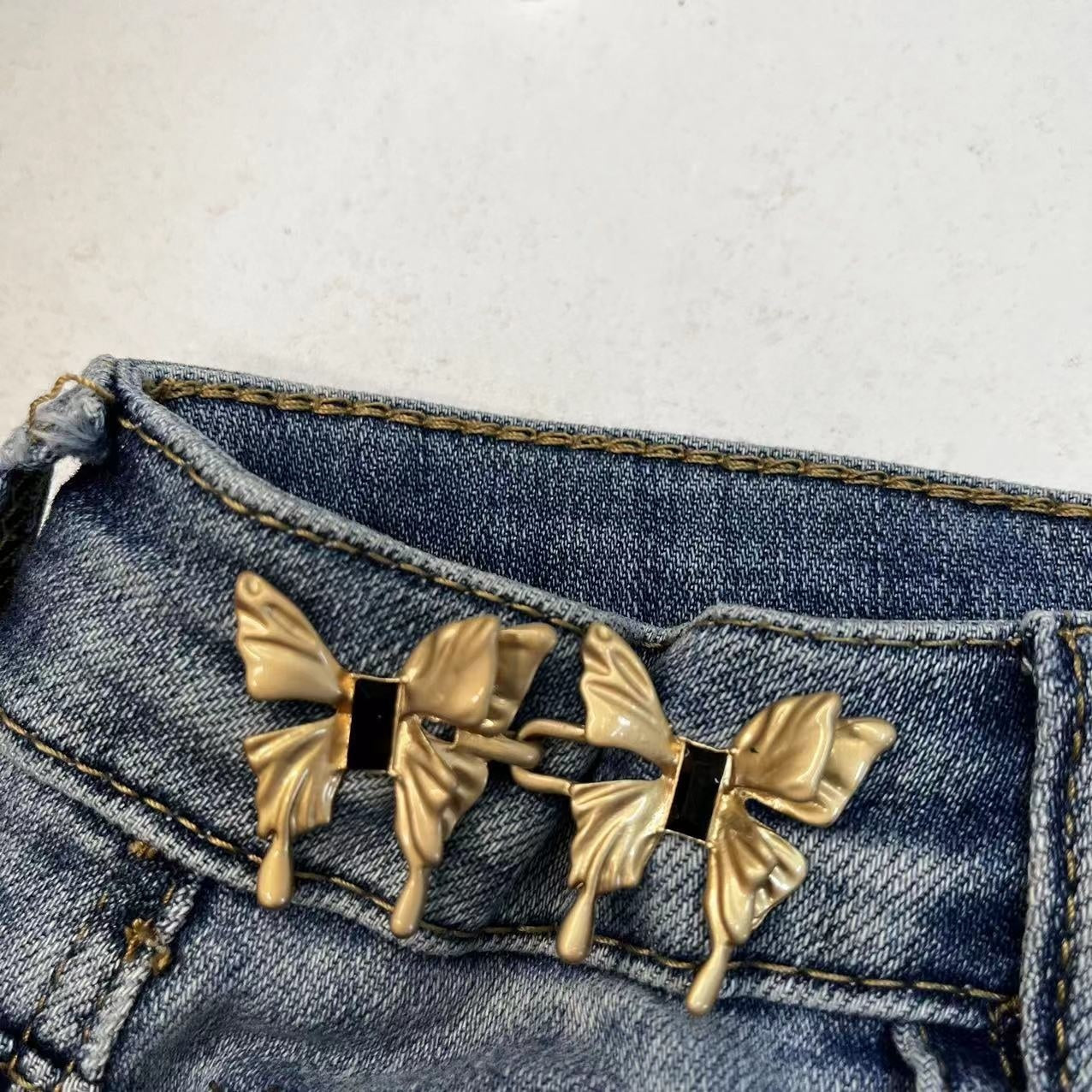 Bow waist adjuster buckle